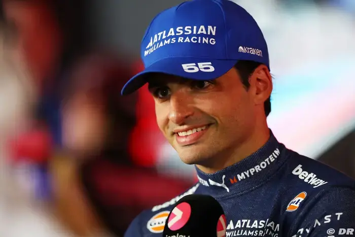 Вокруг Ferrari ходят слухи, а Саинс снова блистает.