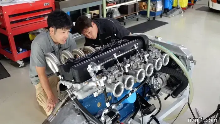 Por favor, disfruta de esta tienda de carreras japonesa construyendo un motor.