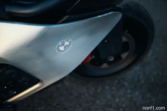 Los tubos de escape radicales del concepto Vision K18 de BMW parecen propulsores de nave estelar.