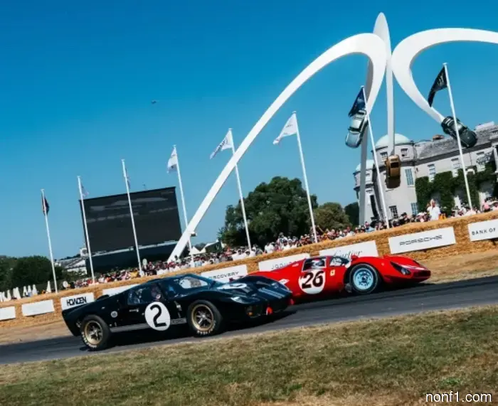 Liam Lawson en Goodwood pilota un histórico Ford GT40