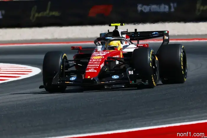 Hamilton quiere que la cabina de Ferrari esté pintada de rojo.