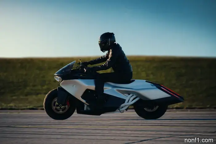 Los tubos de escape radicales del concepto Vision K18 de BMW parecen propulsores de nave estelar.