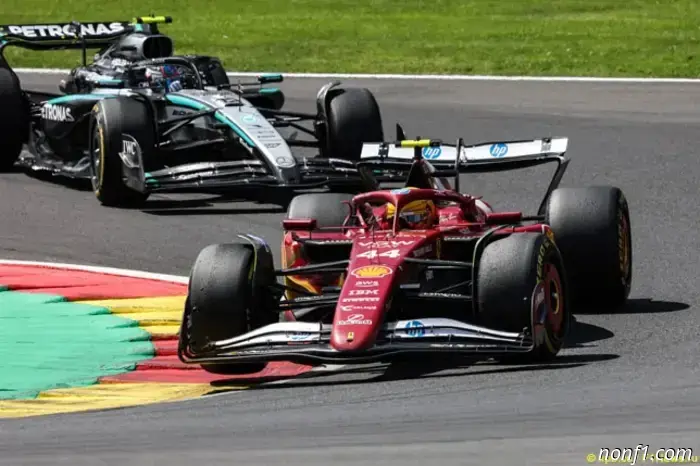 Tres pilotos salen desde el pit lane en Spa.