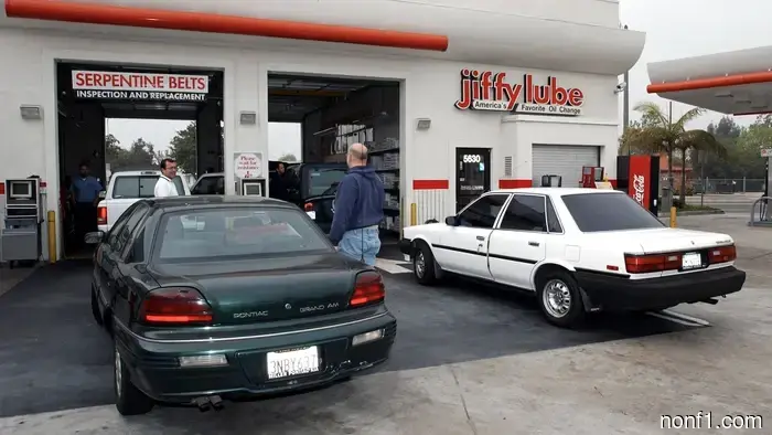 Jiffy Lube был продан частному капиталу за 1,3 миллиарда долларов.