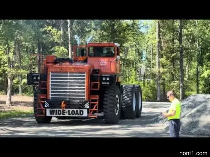 El camión Mack más grande del mundo vuelve a circular después de una importante restauración.
