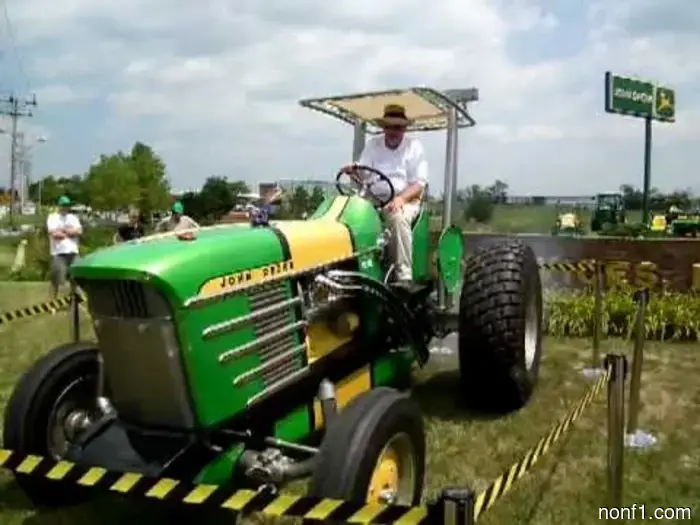 El diseñador de Hot Rod Chip Foose hizo que este tractor John Deere se pareciera a un viejo coche de carreras.