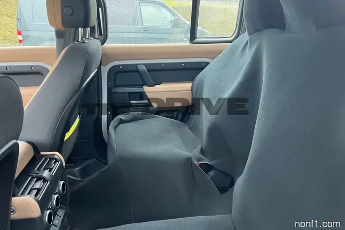Espiado: El Land Rover Defender 110 está recibiendo asientos tipo capitán en la segunda fila.