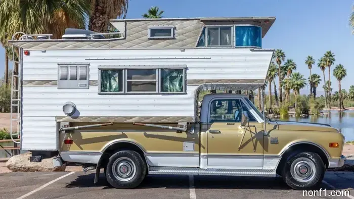 Camión Chevy de 1968 con un camper de tres pisos es tu boleto a buenos momentos