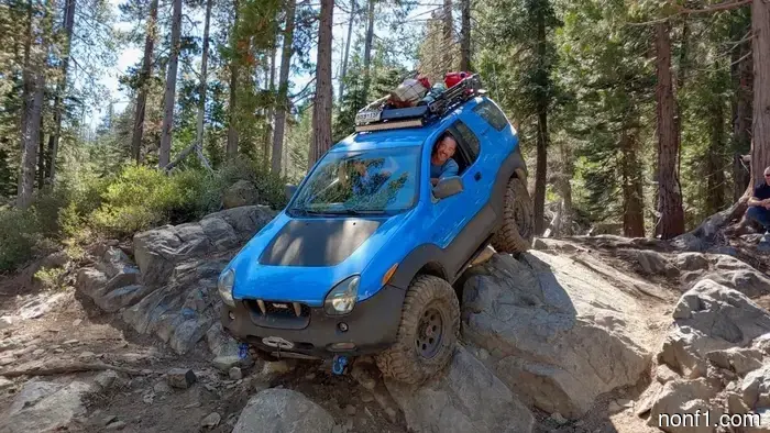 Да, вам нужен этот Isuzu Vehicross с двигателем Lexus V8 и пятиступенчатой коробкой передач.