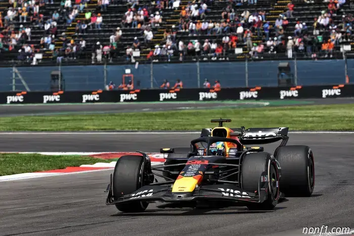 Red Bull откладывает решение о гонщике, пока Линдблад блистает