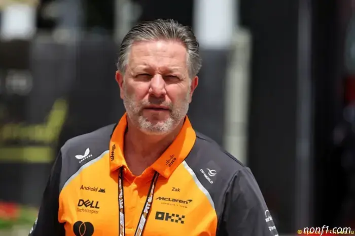 Zak Brown pide que vuelvan los repostajes.