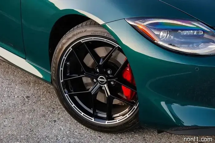 Hay toda una jerarquía de coches de alto rendimiento codificada detrás de los colores de los calipers de freno.