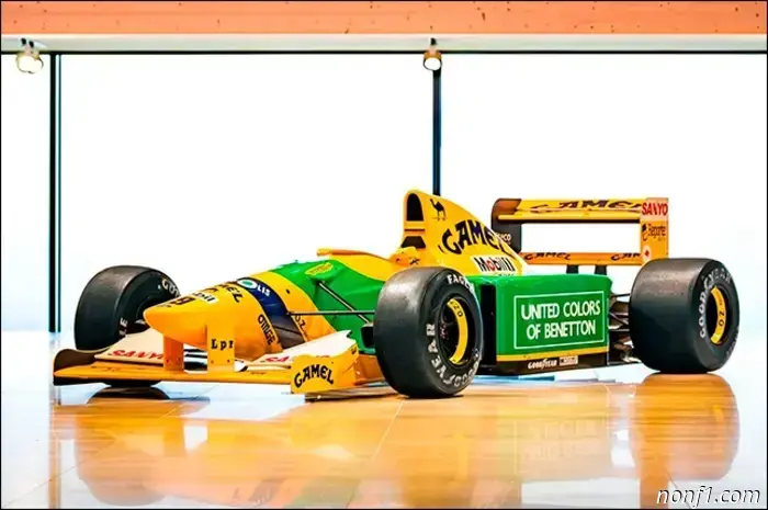 El Benetton B192 ganador de Schumacher se vende en una subasta.