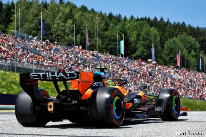 В McLaren ремонтировали машину Норриса во время квалификации.
