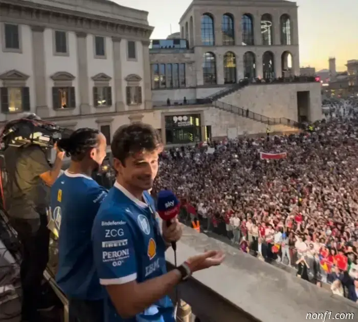 Тысячи фанатов встретили гонщиков Ferrari в Милане.