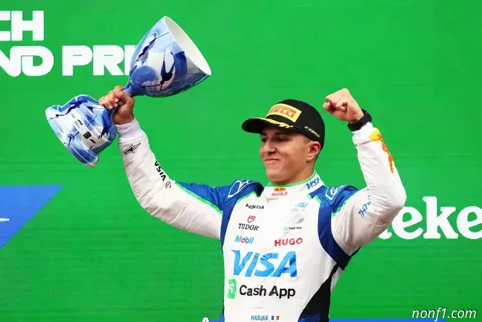 Yuki Tsunoda fuera de Red Bull en la F1, Isack Hadjar dentro.