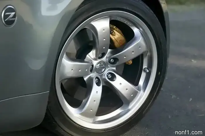 Hay toda una jerarquía de coches de alto rendimiento codificada detrás de los colores de los calipers de freno.