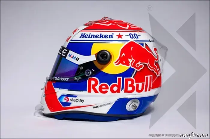 Verstappen estrenó su casco para la temporada 2025