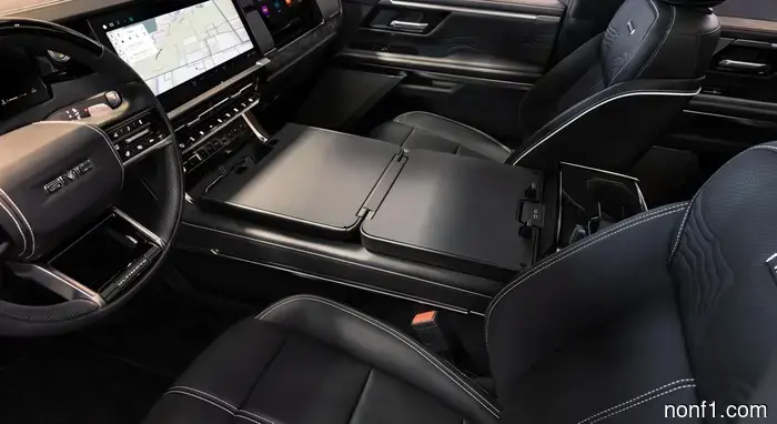 2027 GMC Sierra становится еще более роскошным с подвижным экраном и динамиками в подголовниках