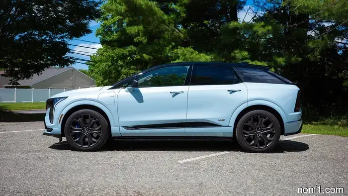 Cadillac мог бы использовать наклейку за $2 на Optiq. Вместо этого он выбрал гравировку стекла.