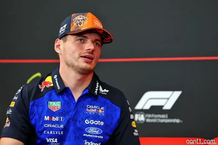 Red Bull lanza 'Macarena' mientras Verstappen apoya al equipo