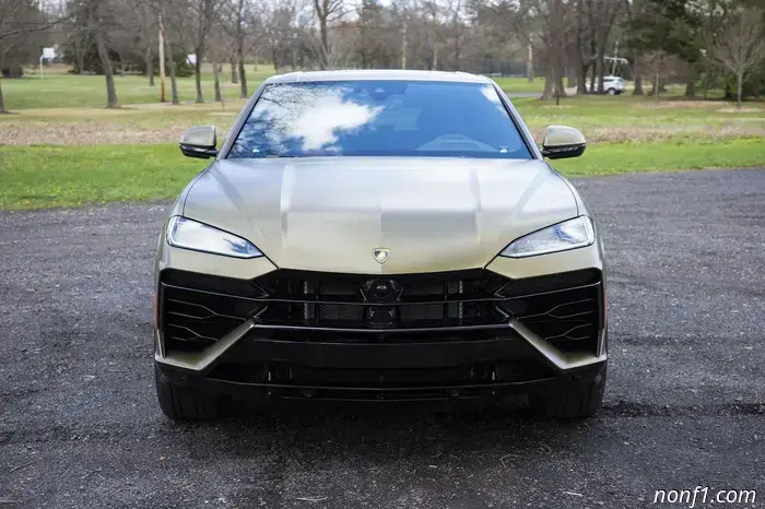 Обзор Lamborghini Urus SE 2025 года выпуска: Невероятно глупый супер-внедорожник