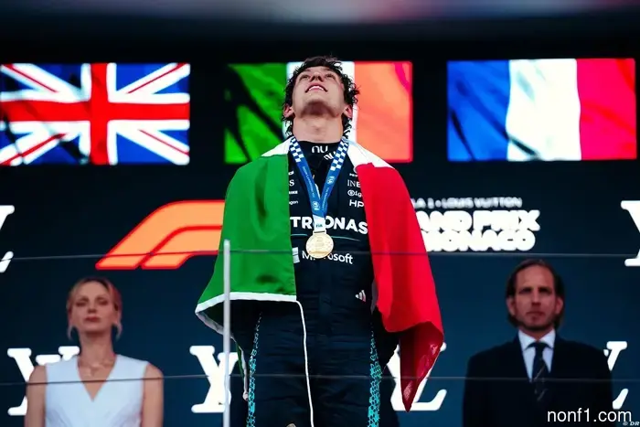 Briatore le dice a Russell que 'despierte' en medio de la carga de Antonelli