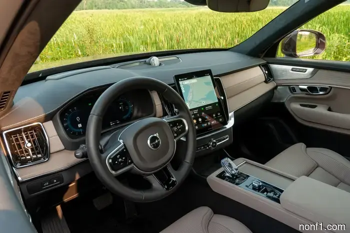 Piano black plastic is a disaster, and car manufacturers have been aware of this from the very beginning.