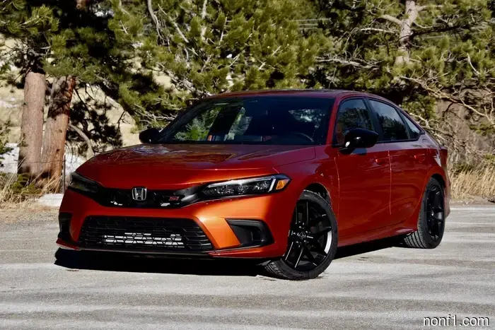 Los concesionarios están pidiendo más por los coches nuevos que nunca, y los sedanes han aumentado más.