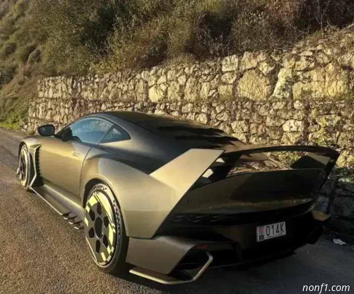 Alonso mostró su Aston Martin Valiant.