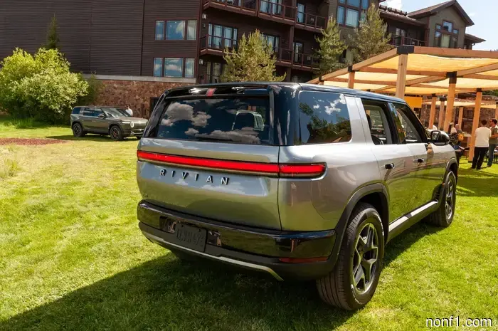 El Rivian R2 necesitaba un limpiaparabrisas trasero que no existía. Así que Rivian inventó uno.