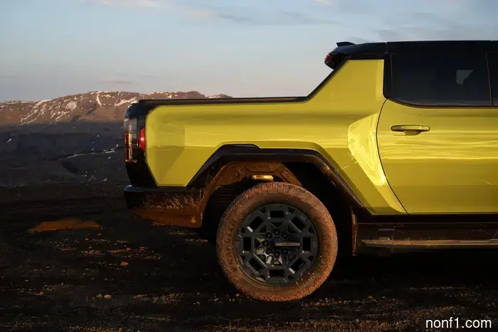 GMC выпускает новый желтый Hummer EV в честь старого H2