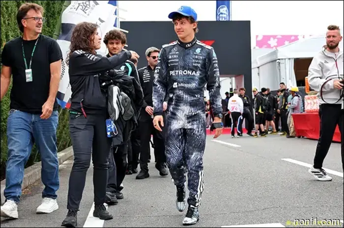 Кими Антонелли sobre la venda en el brazo izquierdo