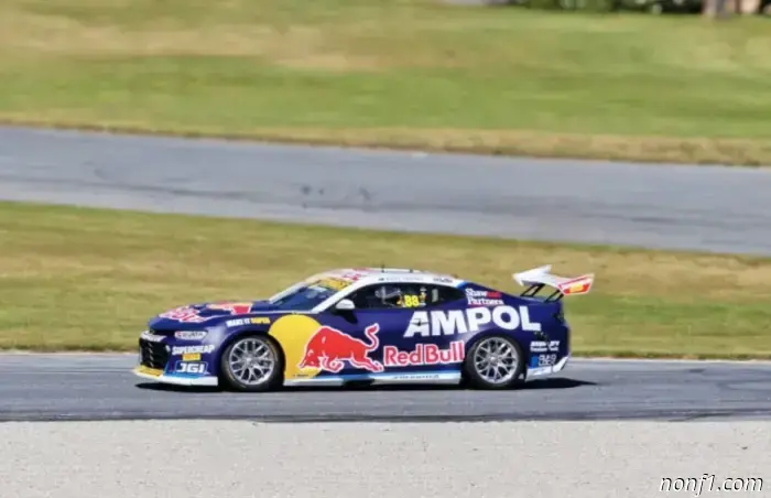 Лиам Лоусон в полном восторге от автомобиля серии Supercars.