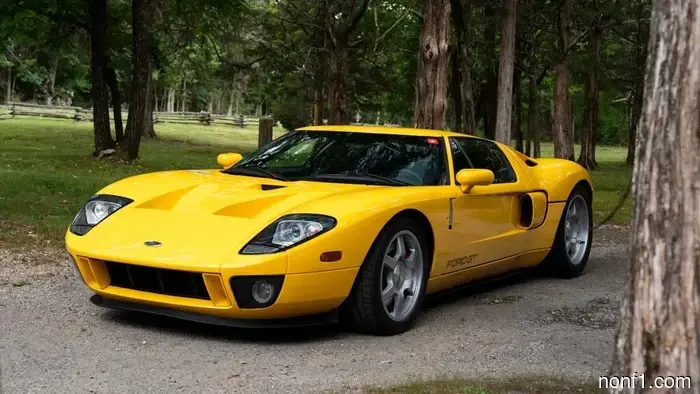 Solo dos Ford GT amarillos 2006 salieron de la fábrica sin franjas, y uno está a la venta.