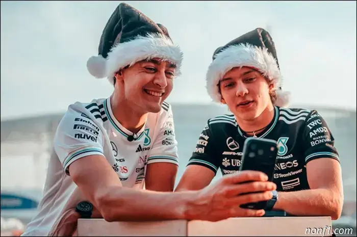 El equipo Mercedes felicitó a los aficionados por la Navidad.