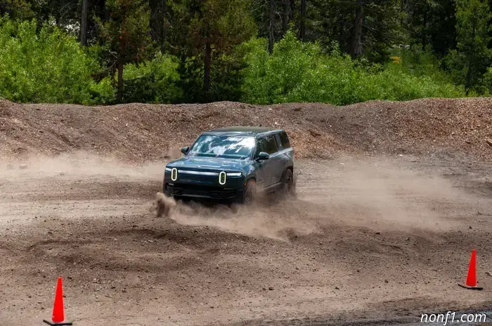 Kick turn Rivian поднимает 360-градусный танковый разворот на совершенно новый уровень: действительно полезный