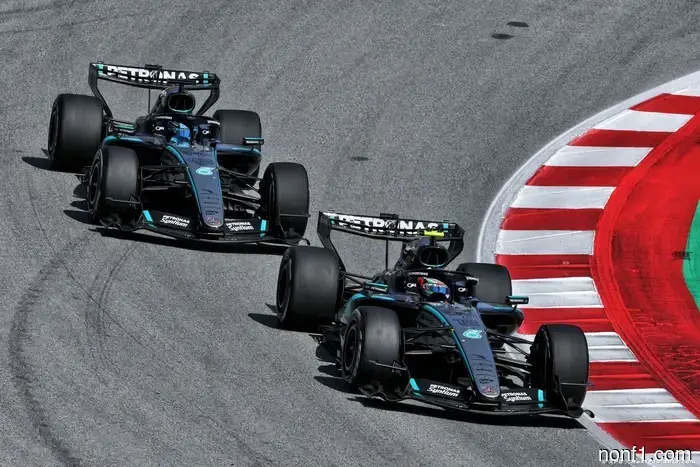 Ferrari ahora es una amenaza por el título a medida que se profundizan los temores sobre la fiabilidad de Mercedes.