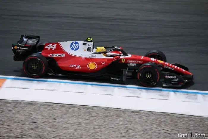 Hamilton issues an apology following his criticism of Ferrari.