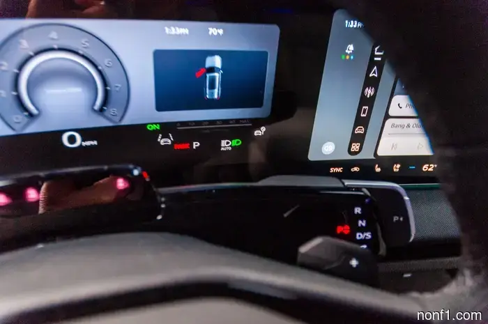 El Audi Q9 Flagship 2027 tiene portavasos lo suficientemente grandes para un Stanley y un sistema de sonido que vibra tu asiento.