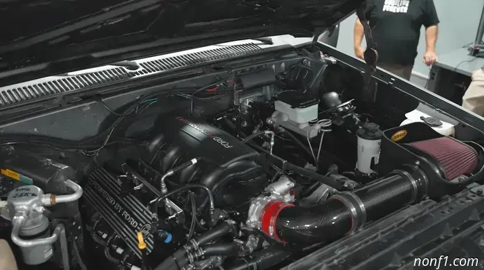 Hay un Ford Godzilla V8 "Rowdy" de 7,3 L en este clásico Chevy C10