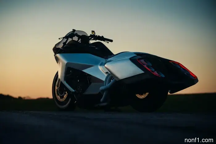 Los tubos de escape radicales del concepto Vision K18 de BMW parecen propulsores de nave estelar.