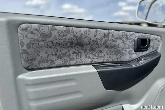 Este Mitsubishi Pajero Mini es una edición Snoopy JDM de fábrica.