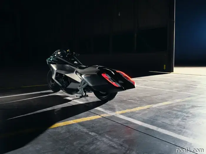 Los tubos de escape radicales del concepto Vision K18 de BMW parecen propulsores de nave estelar.