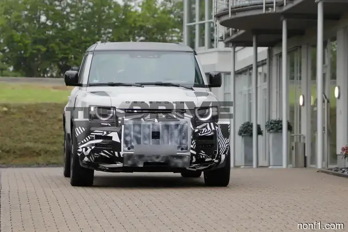 Espiado: El Land Rover Defender 110 está recibiendo asientos tipo capitán en la segunda fila.