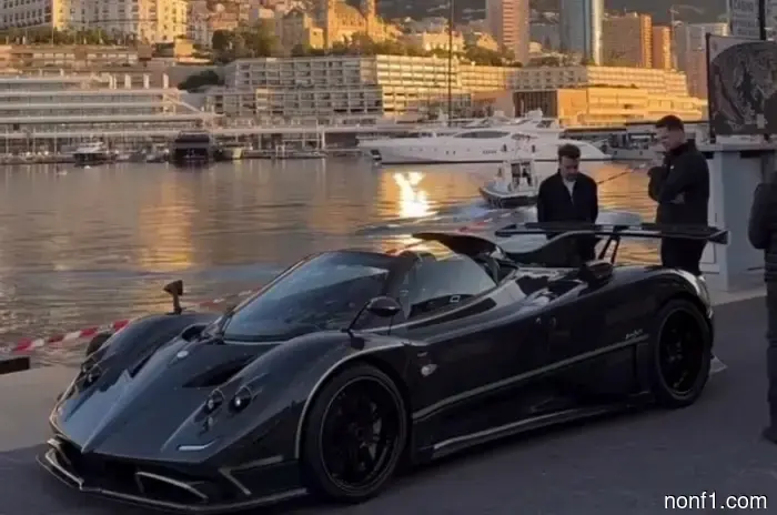 A Alonso le entregaron un exclusivo roadster Pagani Zonda.
