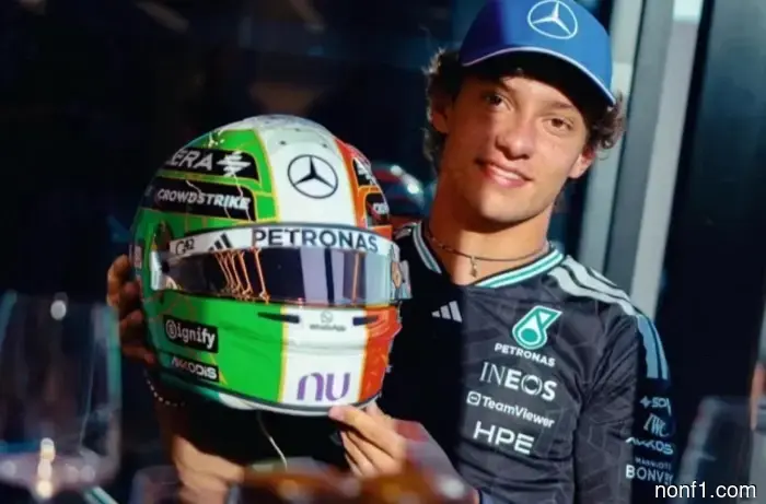 El casco Antonelli está dedicado a Italia y Valentino Rossi.