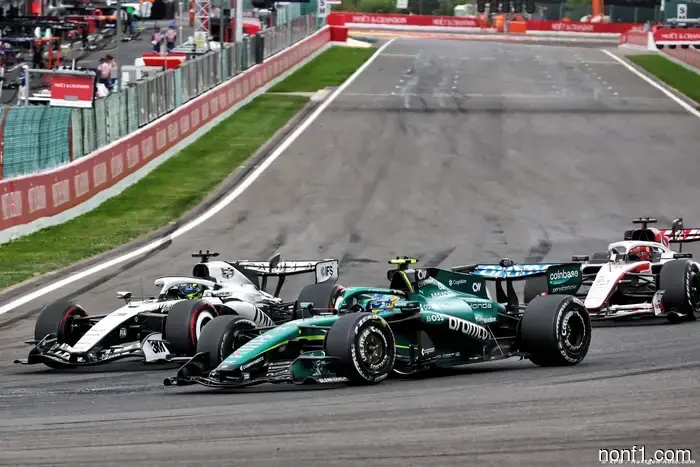 Alonso dice que la decisión de 2027 depende de las reglas, no de la caída de Aston.