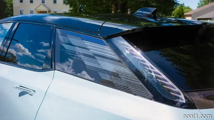 Cadillac мог бы использовать наклейку за $2 на Optiq. Вместо этого он выбрал гравировку стекла.