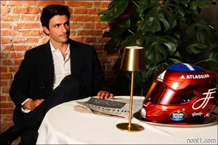 Carlos Sainz mostró el diseño del casco y su marca.